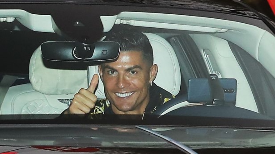 Cristiano Ronaldo cười tươi rói khi trở lại MU