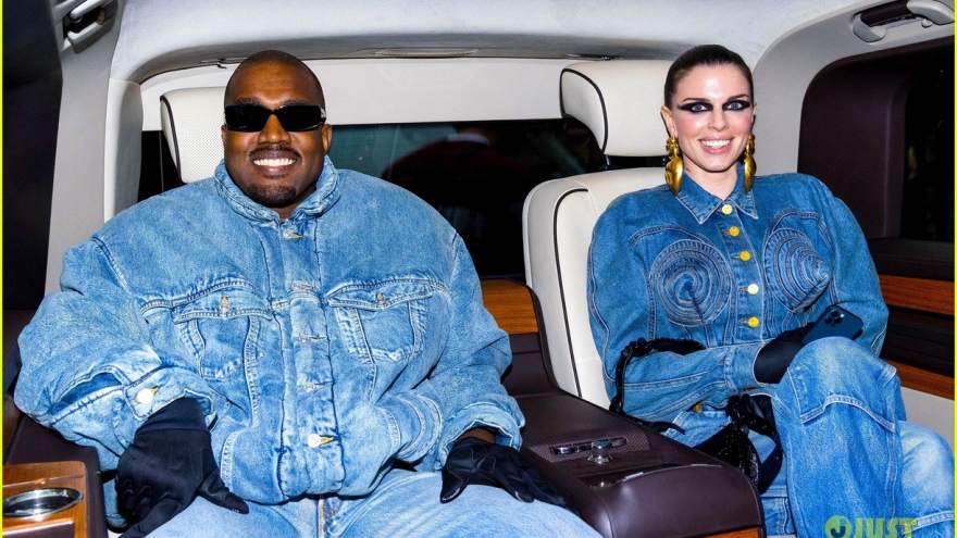 Kanye West và bạn gái diện đồ denim bụi bặm dự show thời trang
