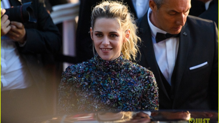 Kristen Stewart tái xuất gợi cảm trên thảm đỏ LHP Cannes