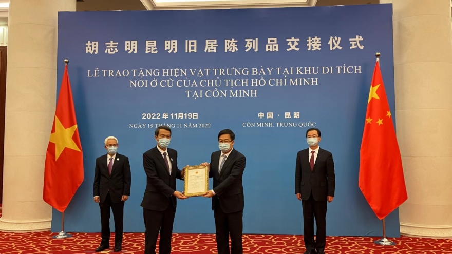 Trao tặng hiện vật trưng bày tại Khu di tích Chủ tịch Hồ Chí Minh tại Côn Minh