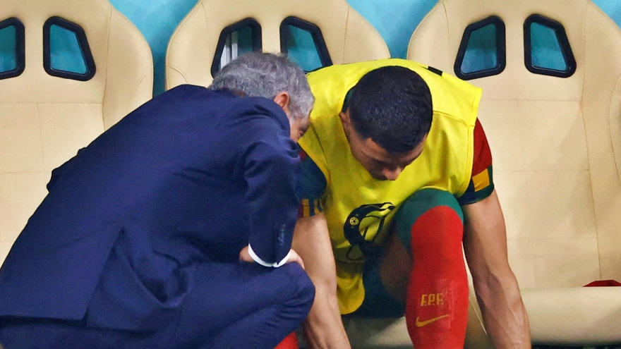 HLV Santos bất ngờ nói về mối quan hệ với Ronaldo