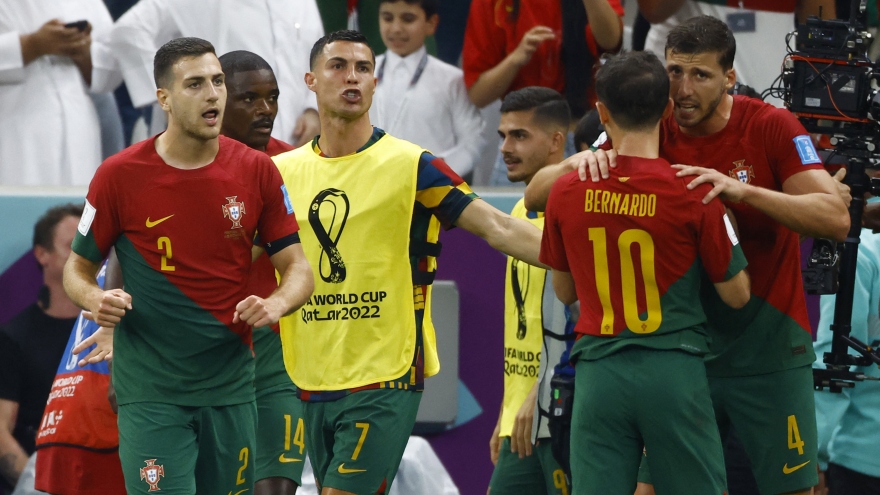 Cận cảnh: Ronaldo ngồi dự bị trong ngày Bồ Đào Nha vào tứ kết World Cup