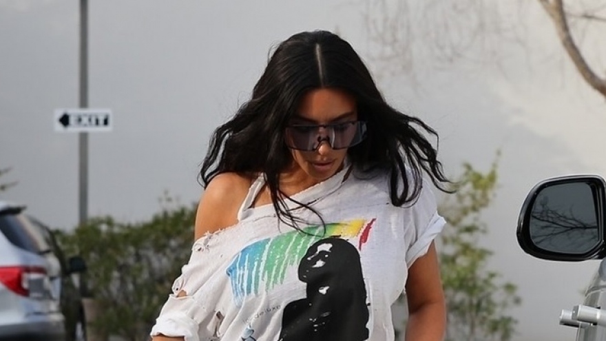 Kim Kardashian mặc đồ "rách rưới" đến cổ vũ con gái cưng thi đấu bóng rổ