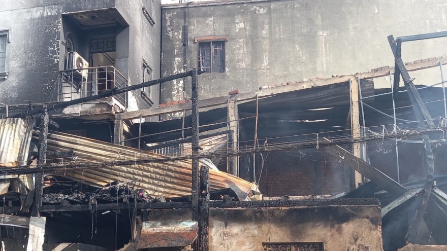 Hỏa hoạn thiêu rụi 2 căn nhà tại chợ thị xã Long Mỹ, Hậu Giang