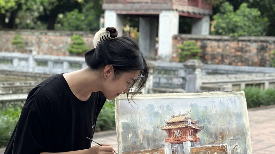 Họa sĩ Phan Anh Thư vẽ tranh xây trường nội trú cho trẻ em vùng núi Tây Nguyên