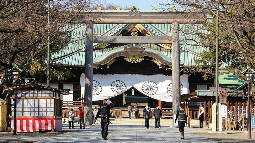 Thủ tướng Nhật bị phản ứng vì gửi lễ tới ngôi đền thờ cả tội phạm chiến tranh