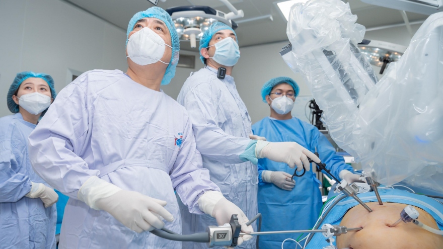 Bác sỹ điều khiển robot phẫu thuật ung thư cho bệnh nhân