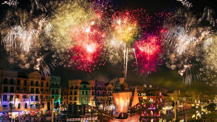 Hàng vạn du khách “cháy hết mình” trong siêu lễ hội Grand World 2024