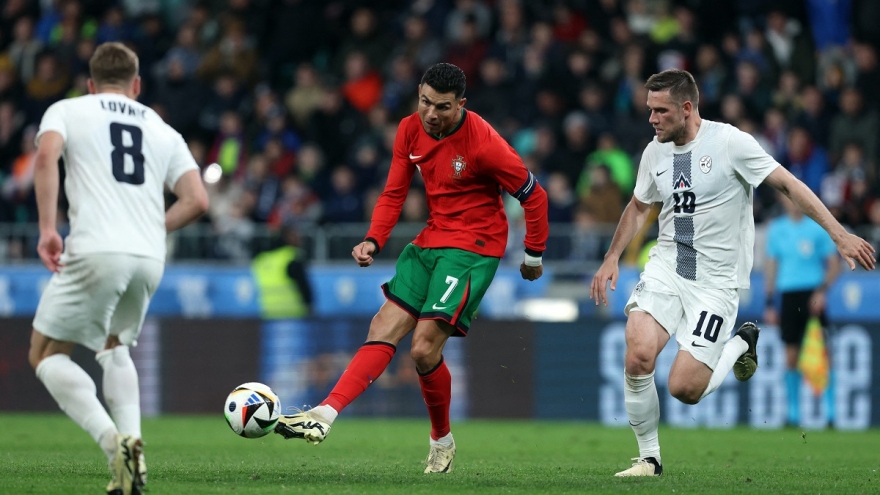 Ronaldo trở lại, ĐT Bồ Đào Nha vẫn thua sốc