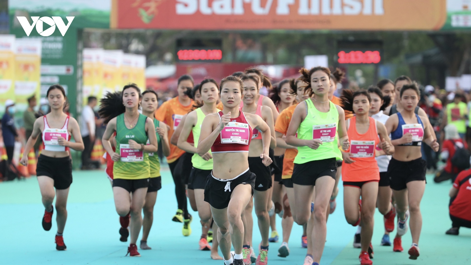 Tiền Phong Marathon 2021: "Cô gái vàng" Nguyễn Thị Oanh tỏa sáng