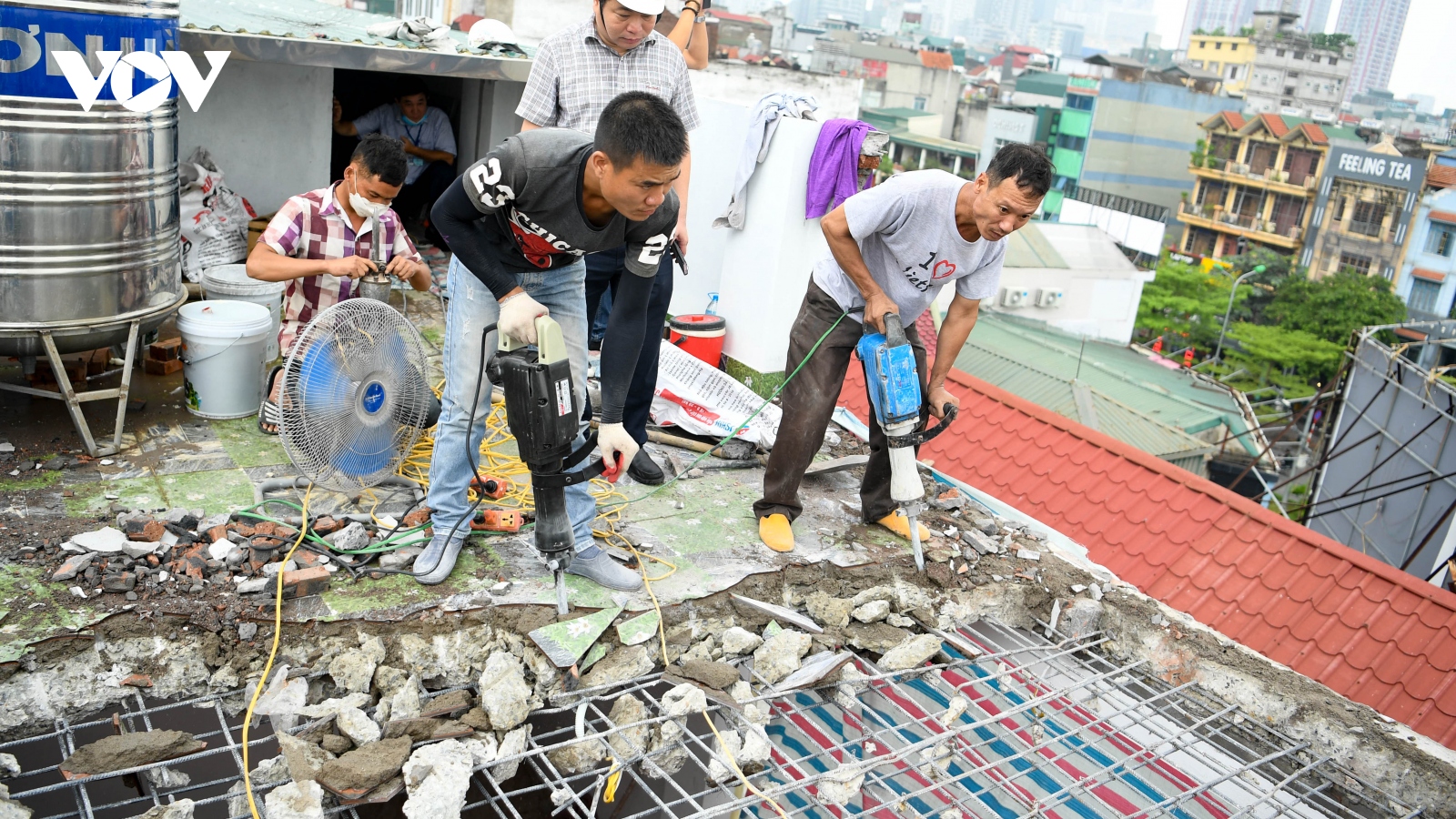 Cận cảnh khoan phá bê tông, dầm thép các công trình vi phạm ở Hà Nội