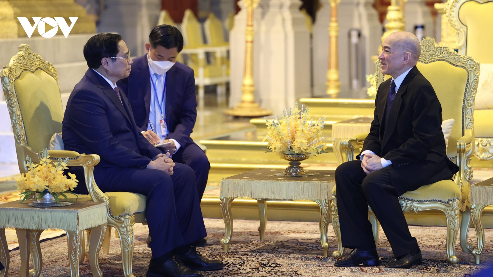 Thủ tướng Chính phủ Phạm Minh Chính chào Quốc vương Campuchia