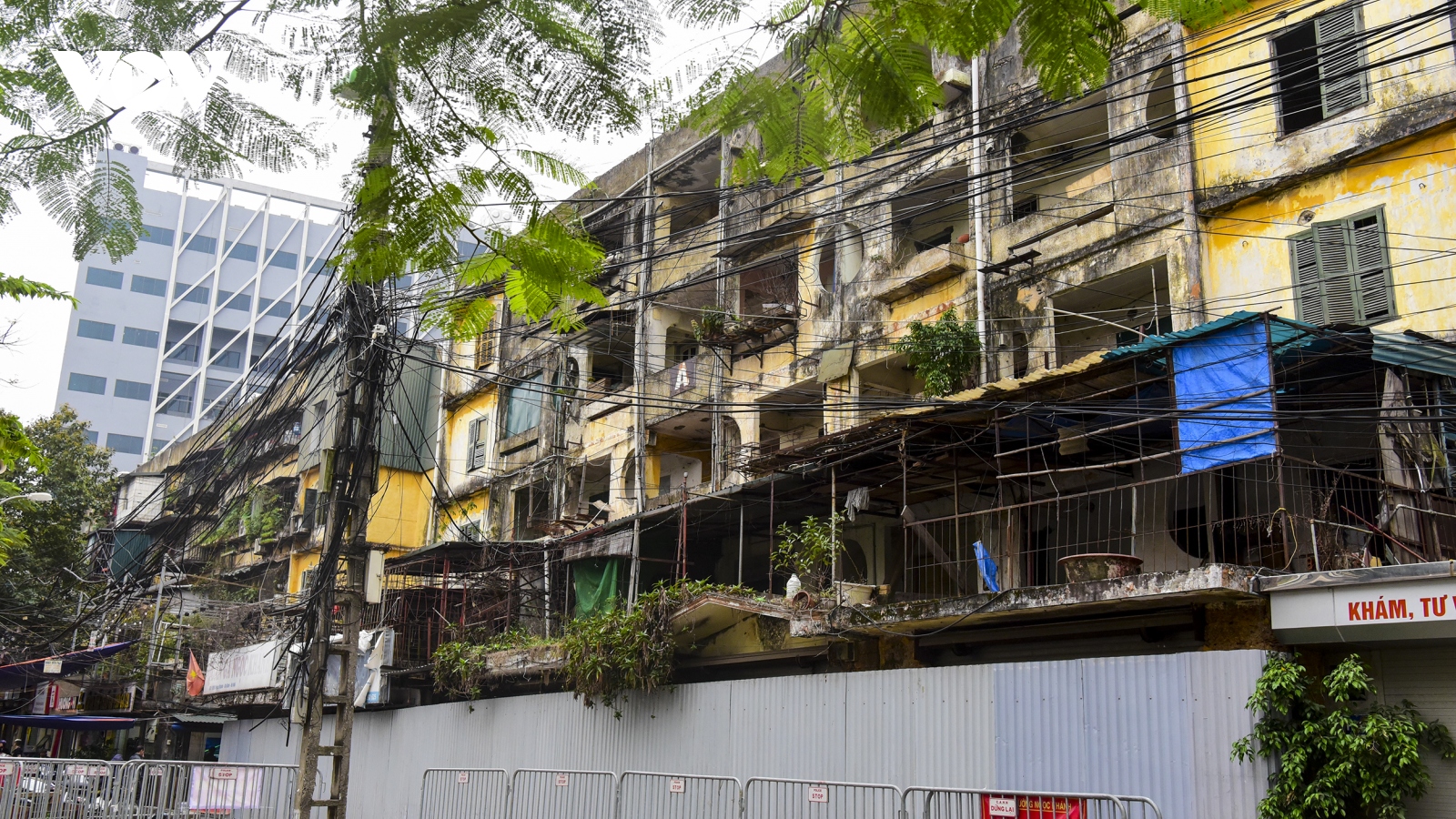 Cận cảnh 4 chung cư ở Hà Nội xuống cấp trầm trọng, nguy cơ sụp đổ bất kỳ lúc nào