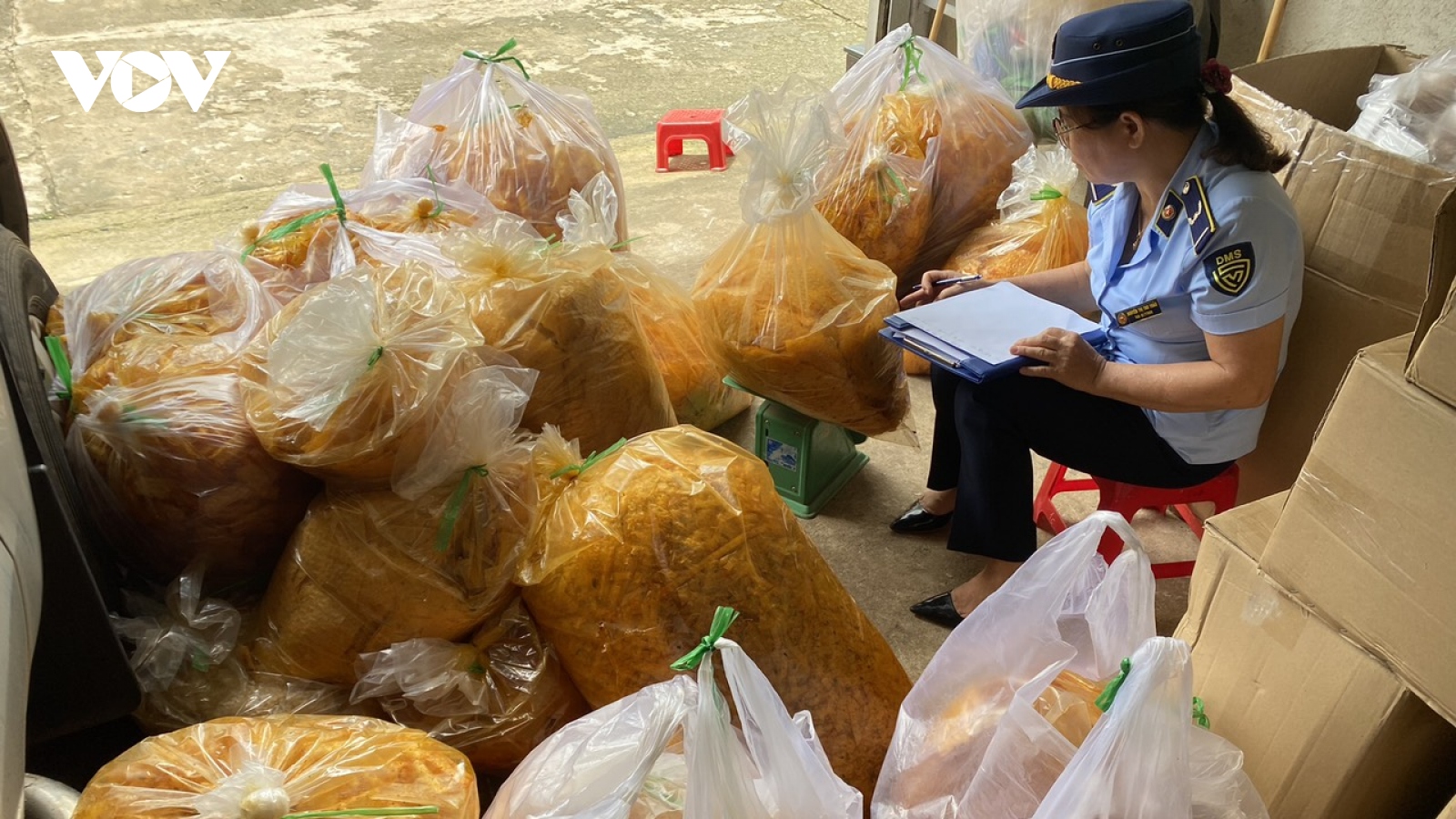 Phạt cơ sở kinh doanh bánh tráng trộn không rõ nguồn gốc ở Đắk Lắk
