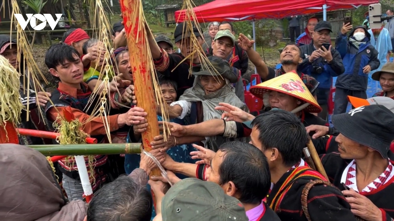 Phát huy giá trị văn hoá truyền thống gắn với du lịch của đồng bào Ca Dong