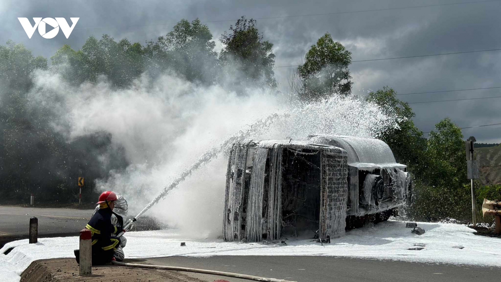 Xe bồn nổ lốp bốc cháy dữ dội trên Quốc lộ 26 ở Đắk Lắk