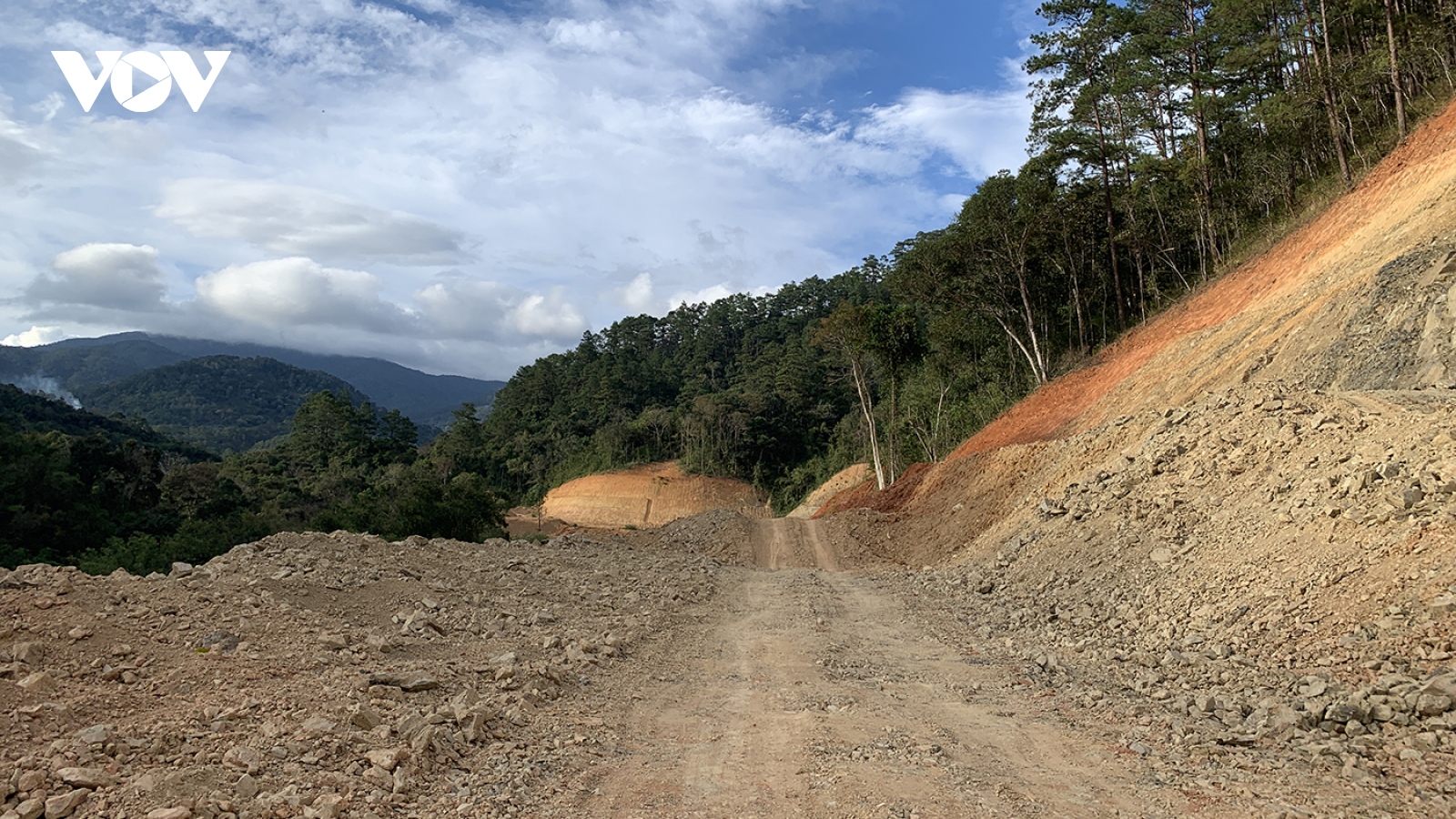 Đường Trường Sơn Đông: Sau 2 năm vẫn chưa đủ cơ sở duyệt hồ sơ chuyển đổi rừng