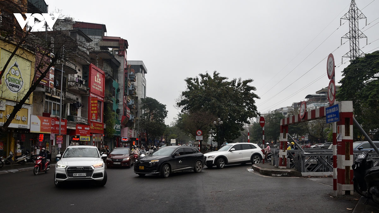 Ngày đầu điều chỉnh giao thông phố Kim Ngưu, nhiều xe đi nhầm đường cấm