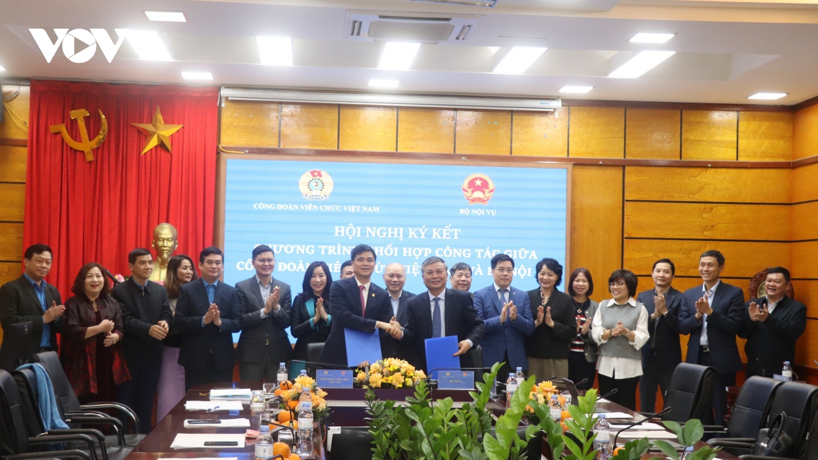 Công đoàn viên chức Việt Nam ký kết phối hợp công tác với Bộ Nội vụ