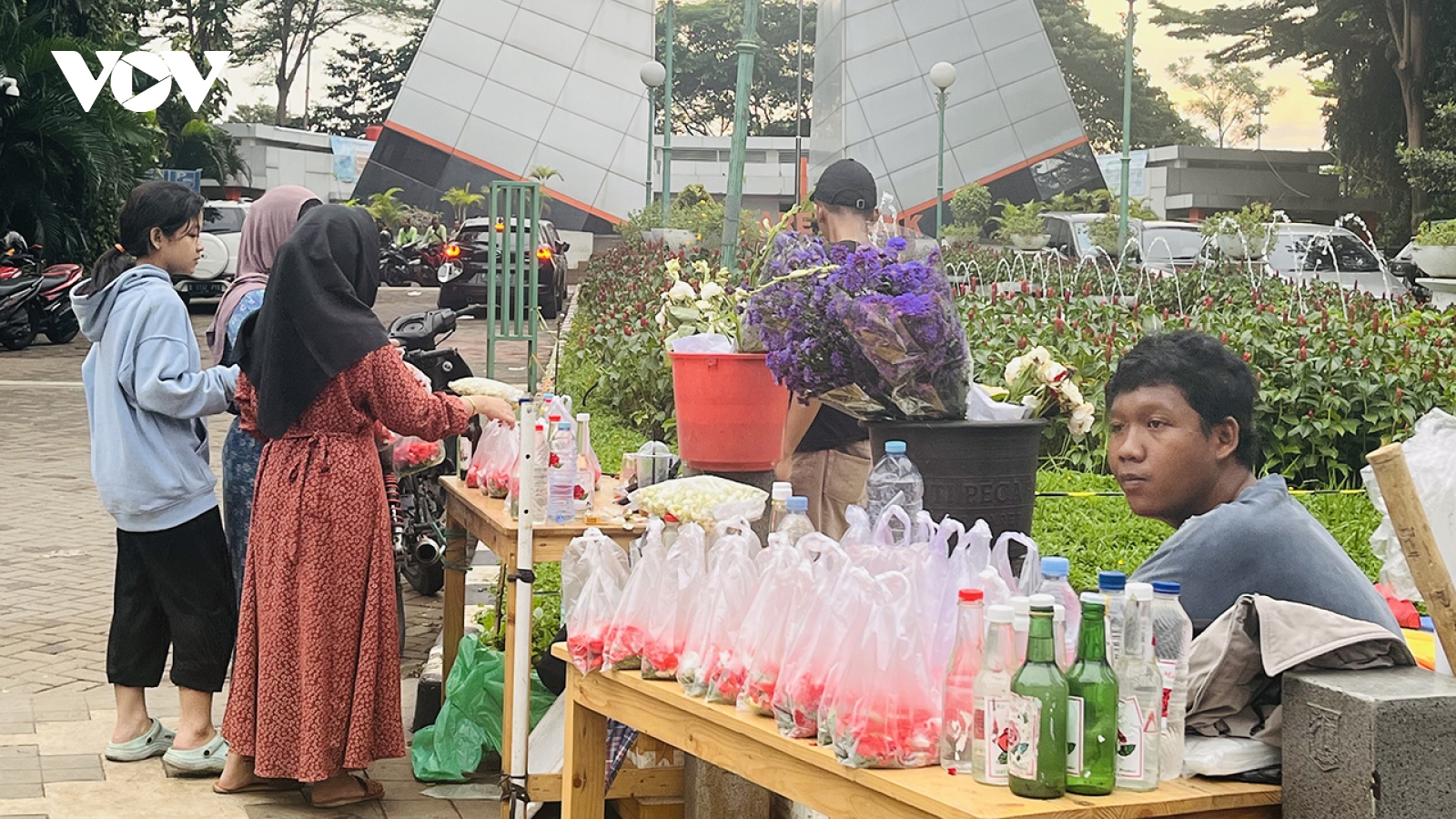 Người dân Indonesia đón tháng lễ Ramadan với nỗi lo giá cả tăng cao