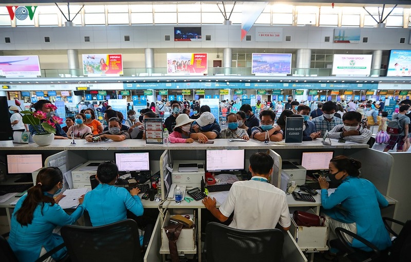 Ảnh: Du khách tấp nập làm thủ tục ở sân bay rời Đà Nẵng