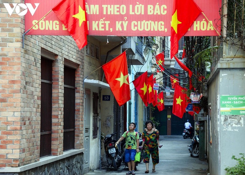 Video: Phố phường Hà Nội rực rỡ cờ hoa mừng 75 năm Quốc khánh