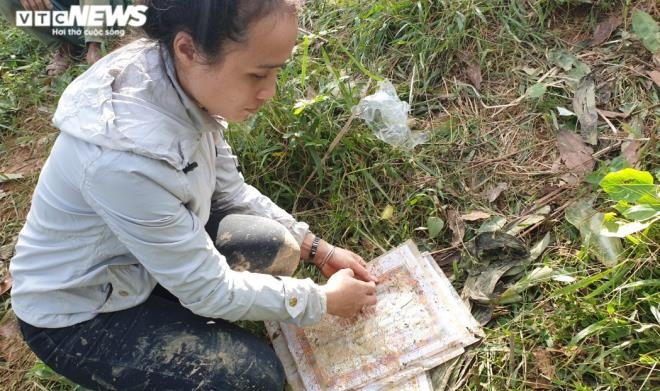 Lở núi ở Trà Leng: Nghẹn ngào cảnh cô giáo nhòe lệ trên giấy khen học trò