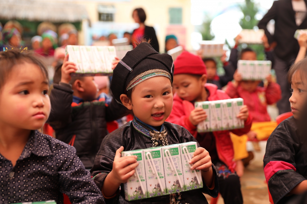 Vinamilk và Quỹ vươn cao Việt Nam trao tặng 94.000 ly sữa cho trẻ em Hà Giang