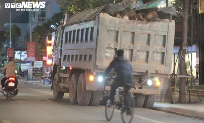 Những đoàn xe tải cơi nới thành thùng tung hoành trên tỉnh lộ ở Hải Phòng