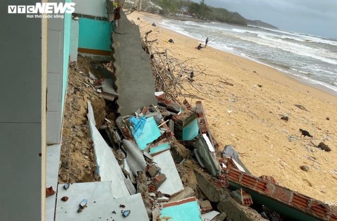 Sóng "ngoạm" sâu vào bờ, đánh tan hoang nhà dân ven biển Quảng Ngãi