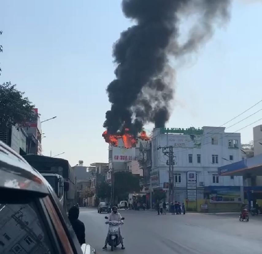 Cháy lớn tại một nhà dân ở thành phố Hạ Long, Quảng Ninh