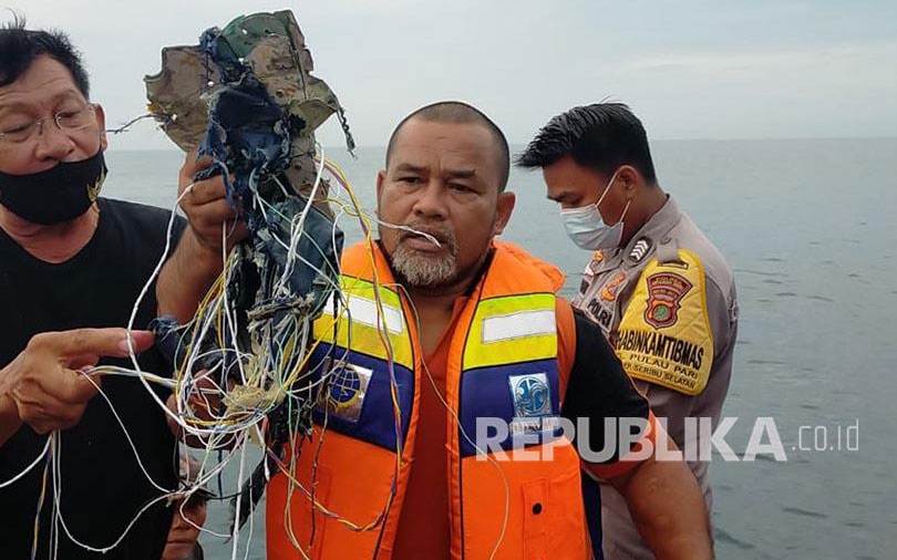 Indonesia xác định máy bay có  62 hành khách và phi hành đoàn rơi xuống biển