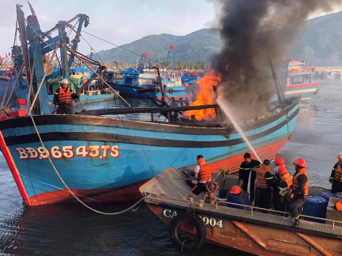 Toàn cảnh: 3 tàu cá neo đậu tại âu thuyền Thọ Quang- Đà Nẵng bốc cháy