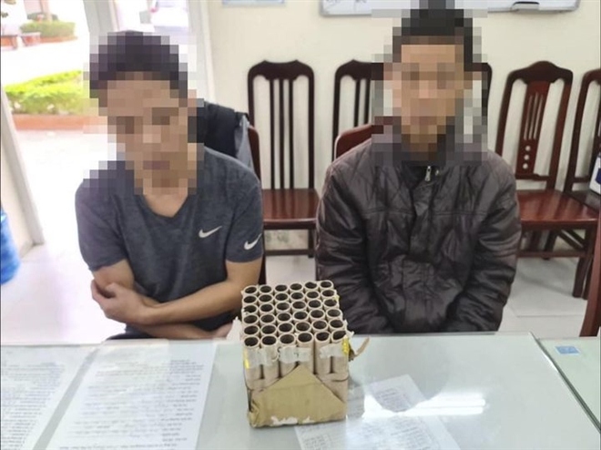 2 anh em ở Hà Nội bị phạt 3,5 triệu đồng vì đốt pháo hoa nổ