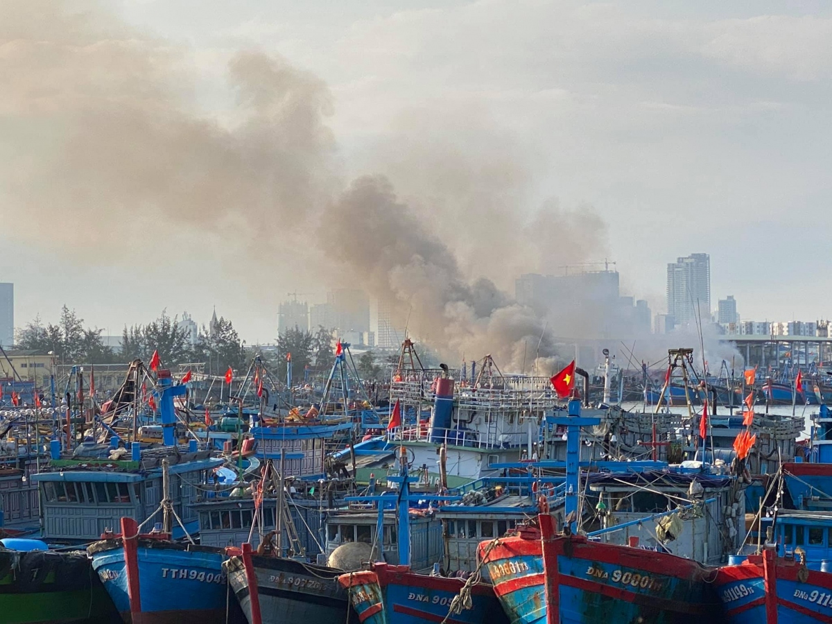 Nóng: Cháy ở âu thuyền Thọ Quang thiêu rụi 3 tàu cá của ngư dân Bình Định
