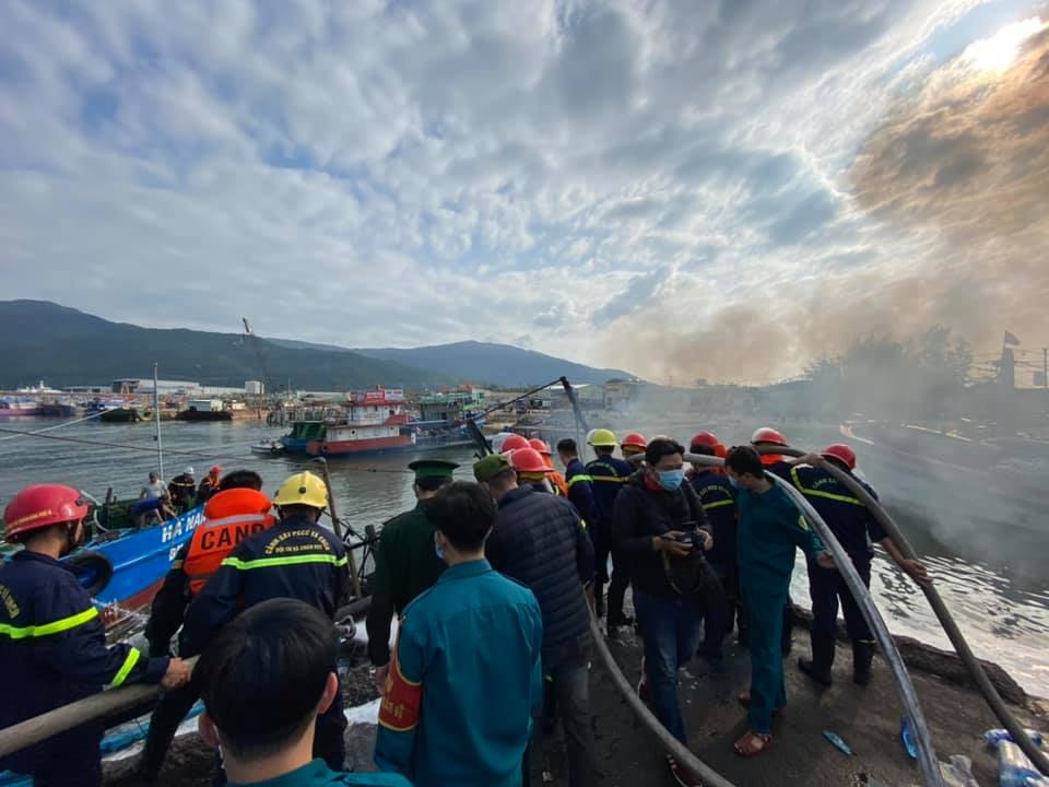Cháy ở âu thuyền Thọ Quang thiêu rụi 3 tàu cá của ngư dân Bình Định