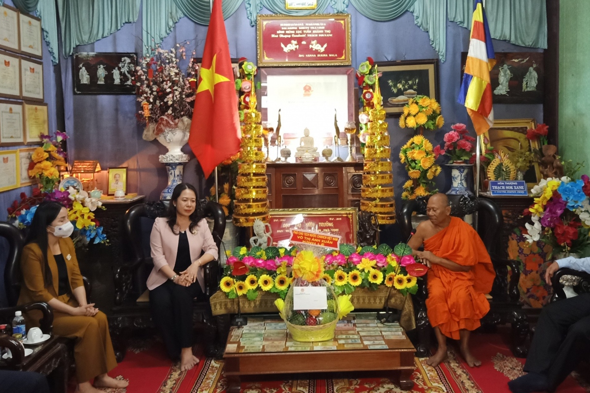 Phó Chủ tịch nước đến thăm, chúc mừng Đại Lễ Phật đản tại Trà Vinh