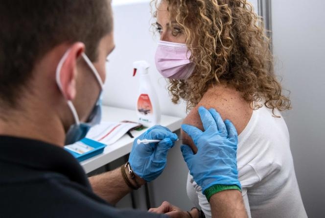 Pháp cho phép người trên 18 tuổi tiêm vaccine sớm để tránh lãng phí
