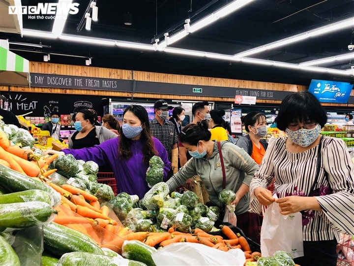 Video: Dân Gò Vấp đổ xô mua thực phẩm dự trữ trước giờ phong tỏa 15 ngày