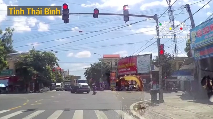 Video: Vượt đèn đỏ, xe máy bị container tông văng xa hơn chục mét