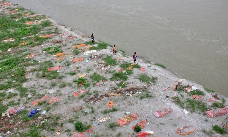  Ấn Độ liên tục phát hiện hàng trăm thi thể trên sông Hằng sau lũ lụt