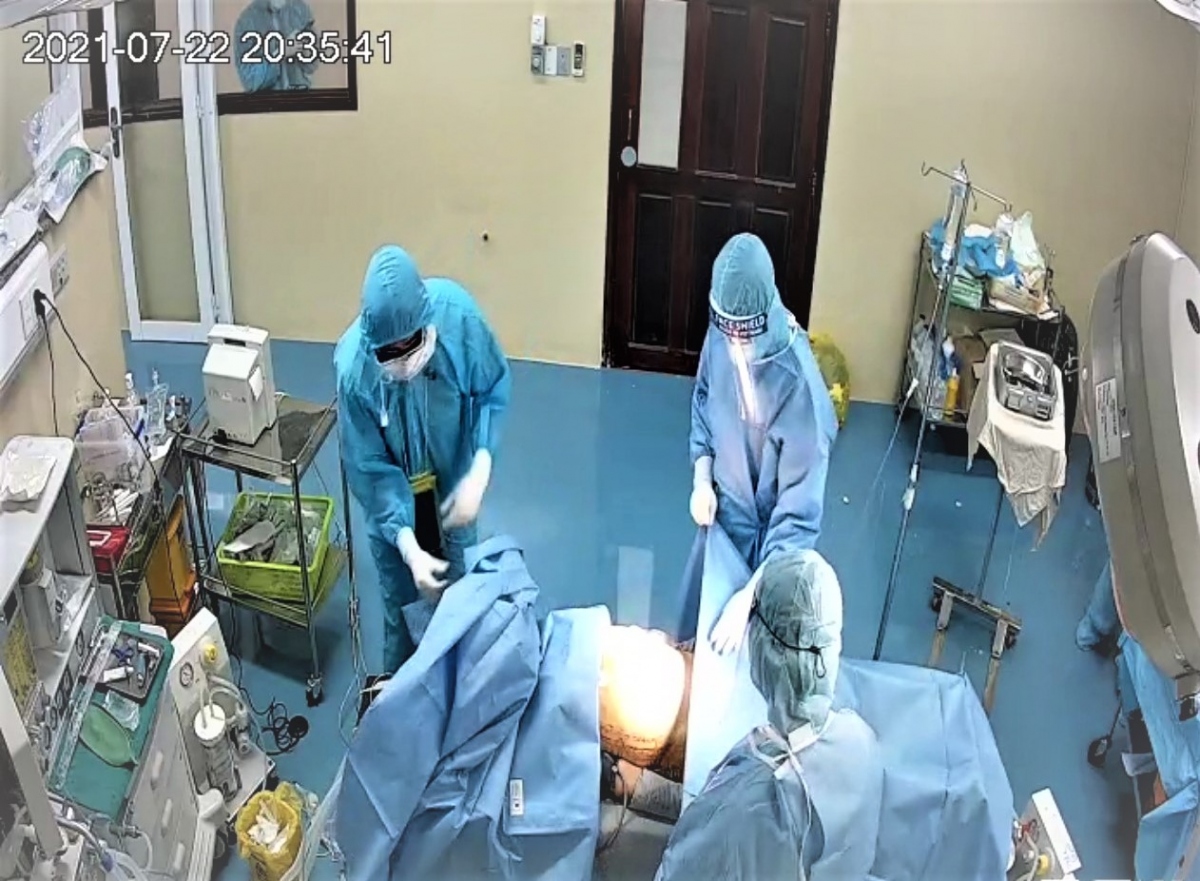 Khẩn cấp phối hợp phẫu thuật cứu sống bệnh nhân mắc Covid-19 bị thủng dạ dày, nguy kịch