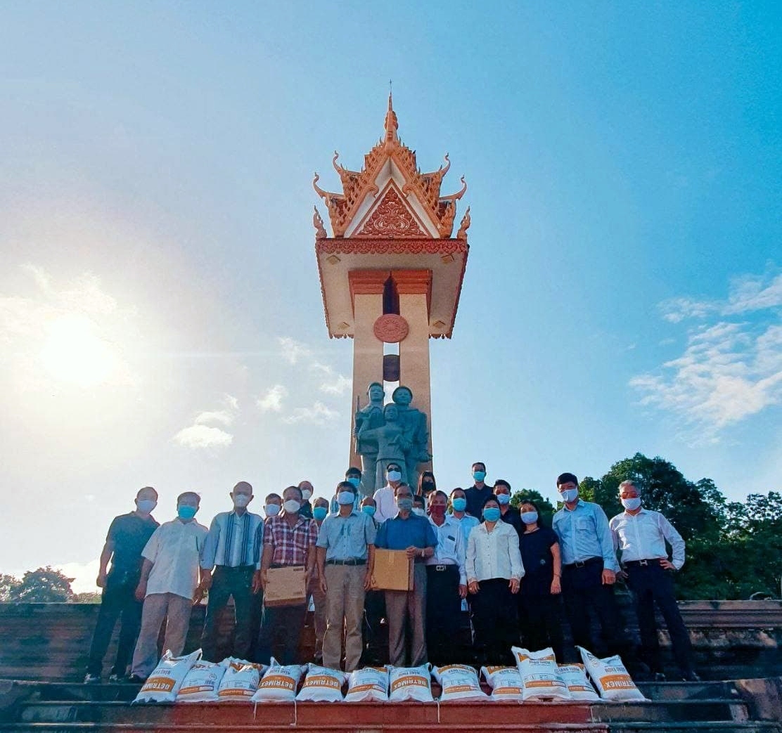 Tổng Lãnh sự quán Việt Nam tại Campuchia dâng hương tưởng nhớ các anh hùng liệt sỹ