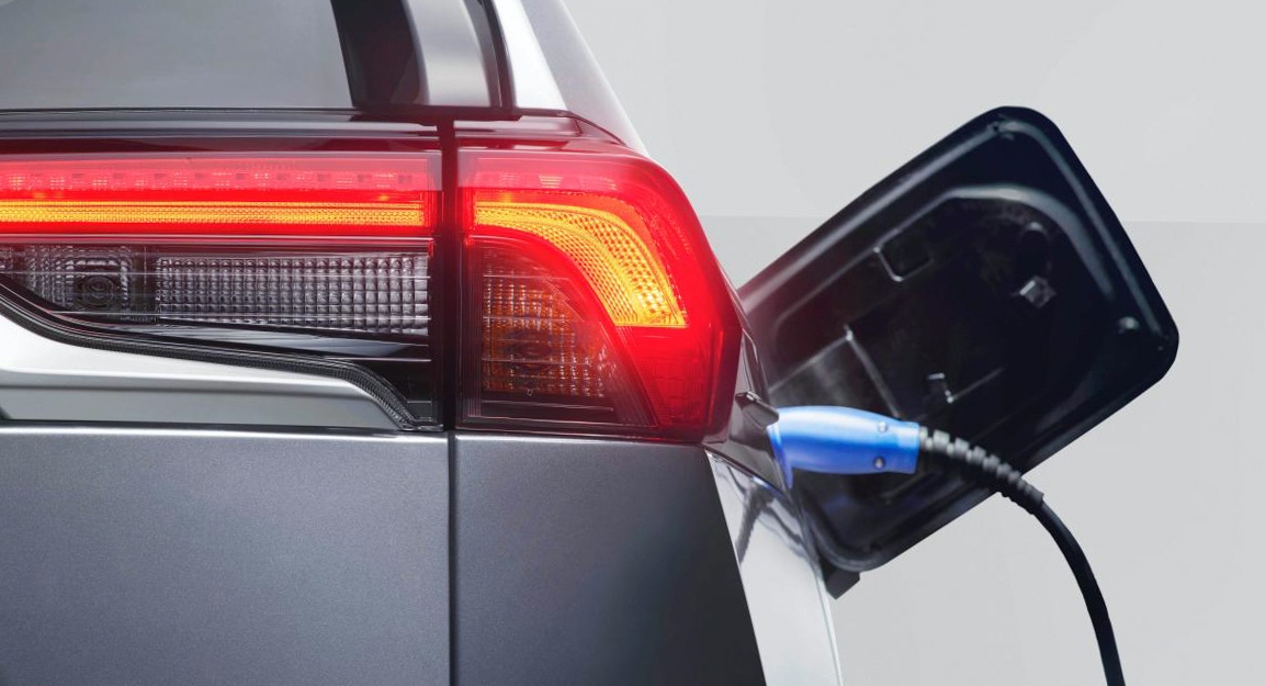 Các nhà sản xuất ô tô đang mất hàng tỷ USD để giải quyết các vấn đề về xe điện của họ