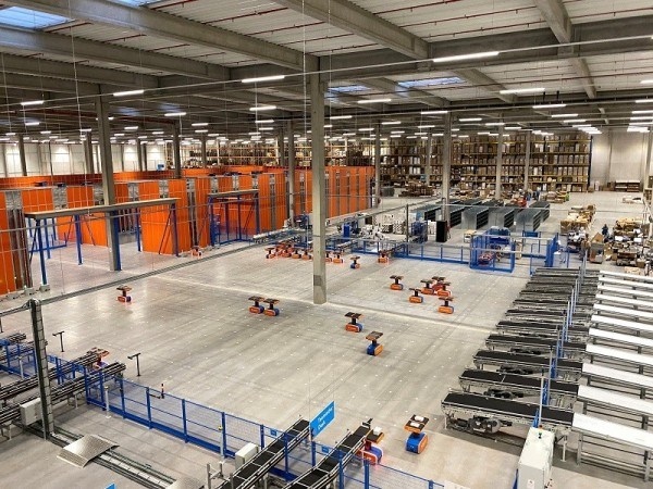 Công ty của Bỉ sử dụng người máy để đóng gói bưu kiện