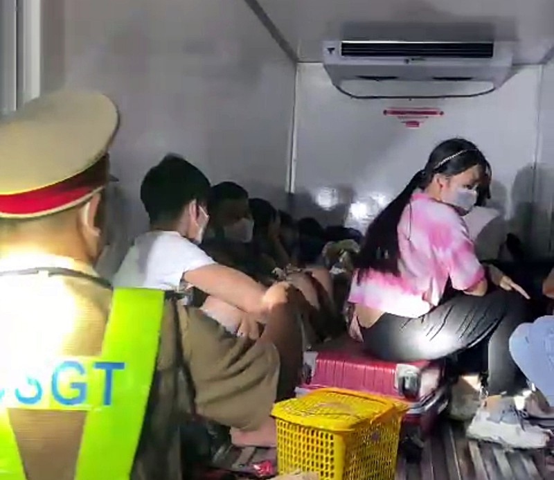 "Giấu" 15 người trong thùng xe đông lạnh để 'thông chốt'