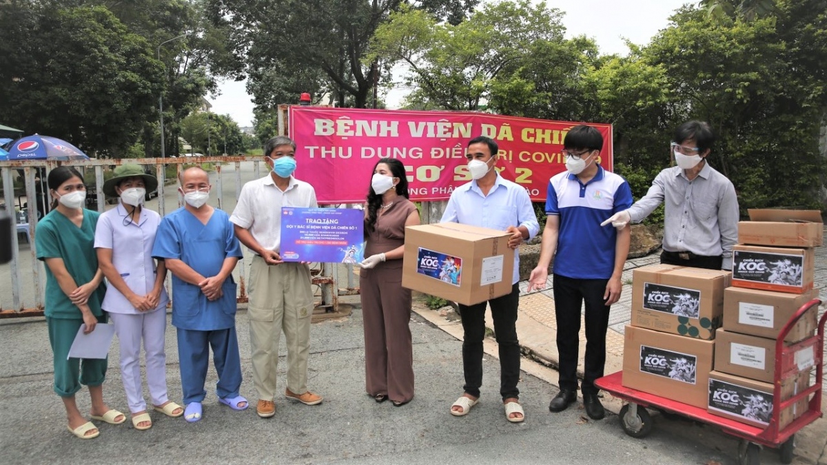 Quỹ từ thiện Kim Oanh tặng thuốc điều trị COVID-19 cho các nhà báo