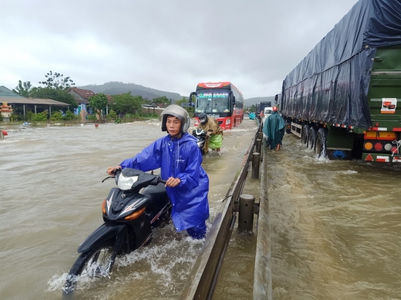 Nước các sông đang lên, Quốc lộ 1A đoạn qua Thừa Thiên Huế bị ngập sâu