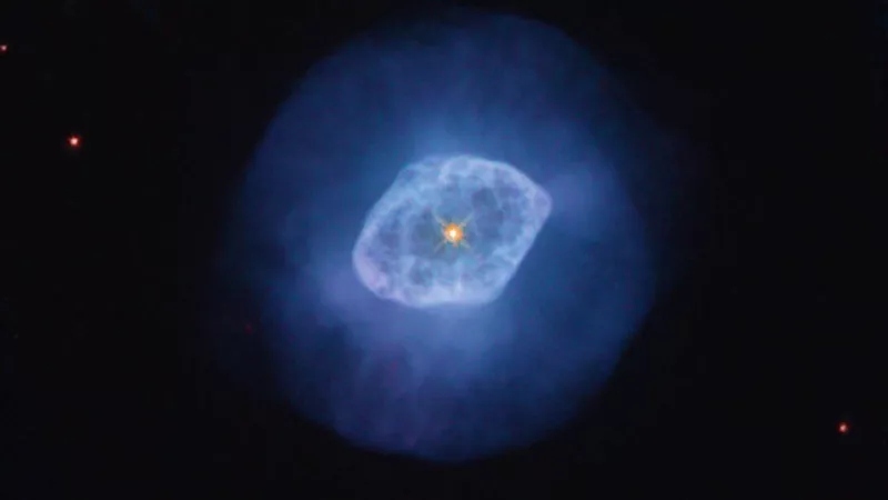 Ngắm hình ảnh kỳ bí của đám mây khí "xâm lấn" không gian từ Kính Hubble