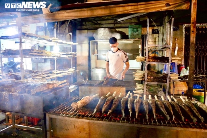 Ngày vía Thần Tài, quán cá nướng gần 5.000 con cá lóc để bán